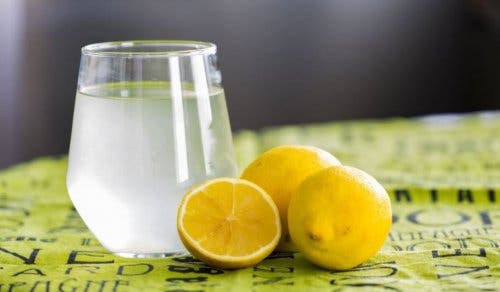 Acqua e limone per trattare la indigestione