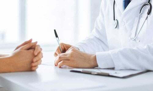 Visita medica per la diagnosi del gomito del tennista.