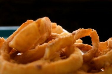 Gli anelli di cipolla: 3 ricette facili e sfiziose