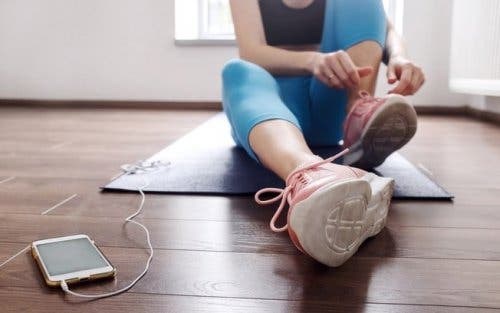 Donna che si prepara all'attività fisica