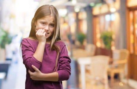 Mordersi le unghie può essere il sintomo di ansia o tensione.