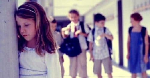 Bambina con ansia sociale