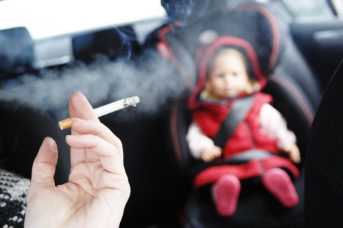 Bambino in auto subisce fumo passivo.