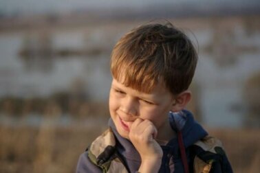 Smettere di mangiare le unghie: strategie per i più piccoli