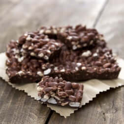 Riso soffiato e cioccolato per uno snack salutare.
