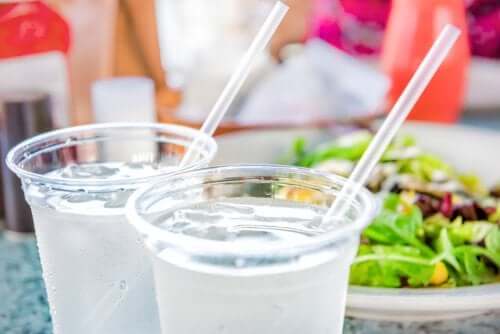 Bicchieri con cannucce e ghiaccio
