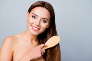 Capelli lucenti applicando 2 trattamenti