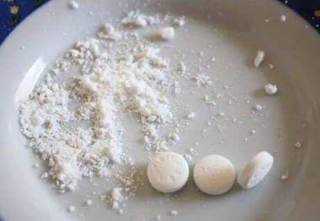 Aspirina per pulire la bigiotteria ossidata