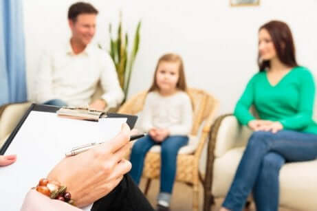 Coppia con bambina durante il divorzio congiunto.