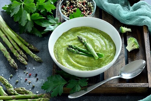 La vellutata di asparagi: piatto vegetariano e sano