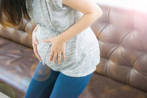 Donna con dolori addominali in gravidanza.