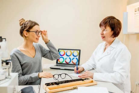 Donna si sottopone a esame della vista per valutare percezione cromatica insufficiente