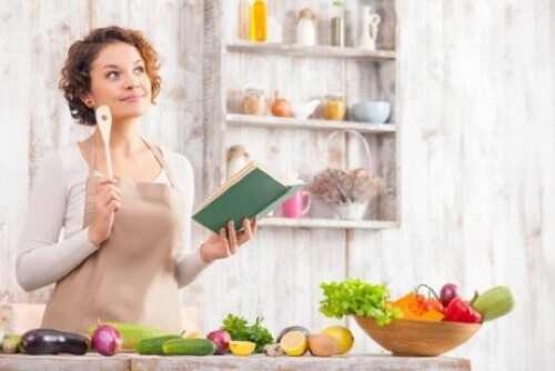 Donna che pensa alle ricette vegane da preparare.