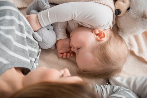Dormire con la mamma fa bene ai bambini?
