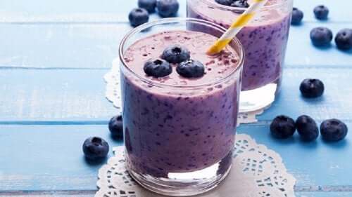 Smoothie ai mirtilli tra i frullati alla frutta per un pieno di energia