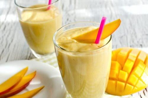 Bevanda con mango e curcuma.