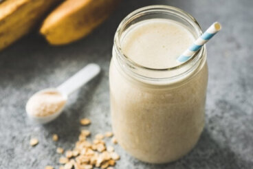 Frullato saziante con banana e avena