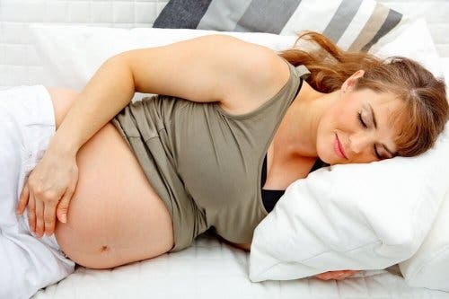 Donna incinta che dorme