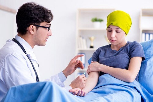 Donna che si sottopone alla chemioterapia.