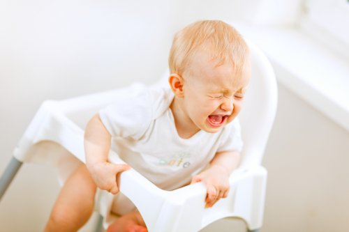 Il bambino piange dopo l'allattamento: che fare?