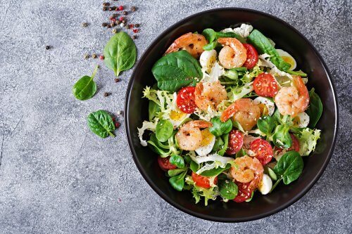 Insalata avocado con i gamberetti