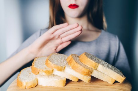 Ragazza con celiachia che non può mangiare il pane.