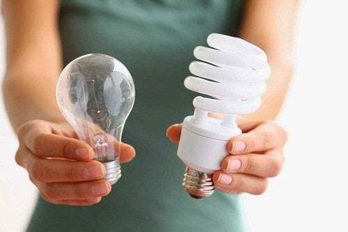 Confronto tra lampadine led e normali per una casa ecosostenibile.