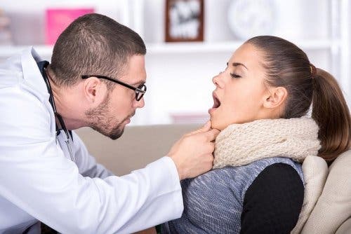 Donna dal medico per il mal di gola.