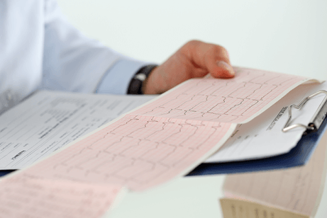 Medico legge un elettrocardiogramma