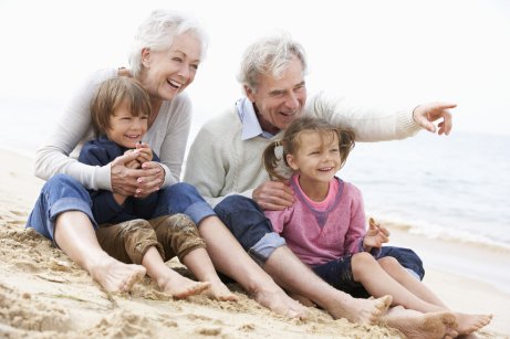 Nonni in spiaggia con i nipoti.