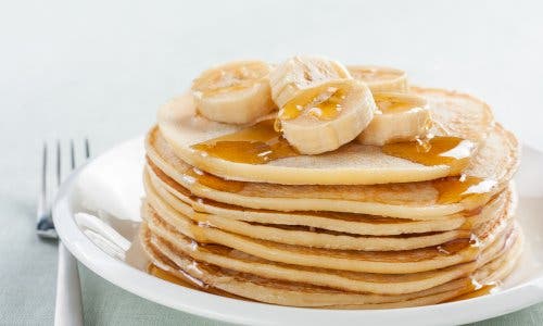 Pancake alla banana con sciroppo