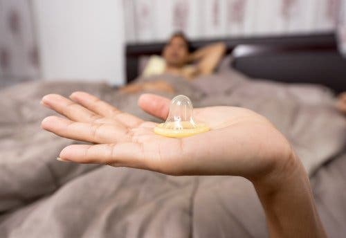 Rapporti sessuali protetti con il preservativo.