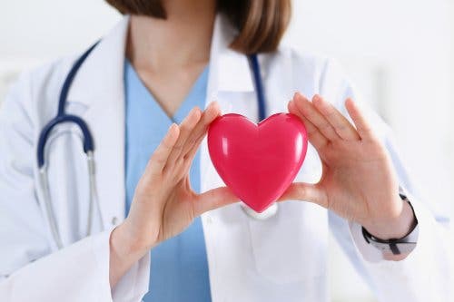 Medico con cuore in mano