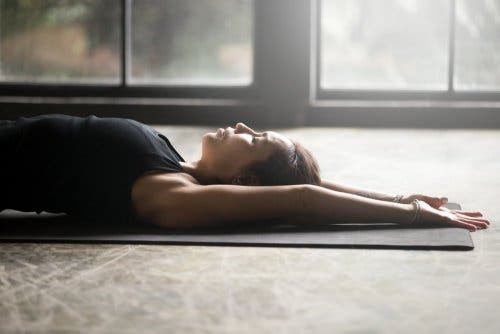 Donna che fa stretching