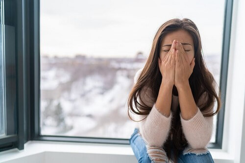 Ragazza spaventata che soffre della sindrome della capanna.