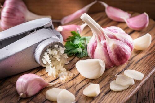 Abbassare il colesterolo con l'aglio: 3 rimedi naturali