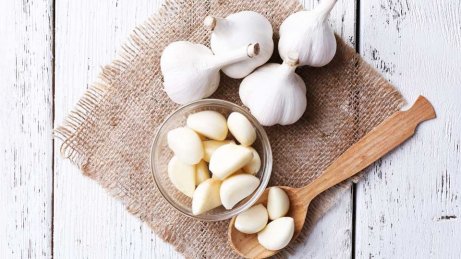 Abbassare il colesterolo con l'aglio è un rimedio semplice e naturale per migliorare la propria salute
