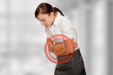 Trattare il gonfiore addominale con rimedi alle erbe