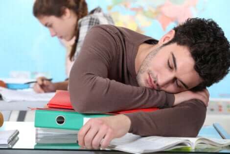 Ragazzo che dorme in classe.