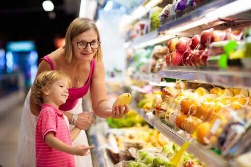 Alimentazione del bambino in estate e spesa con i genitori.