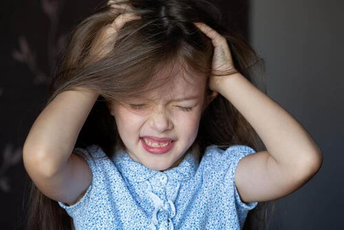 Bambina che si strappa i capelli.