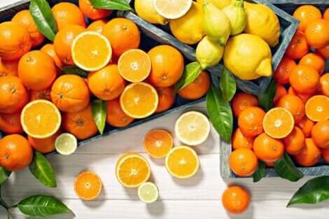 Arance e limoni sono fonte di vitamina C.