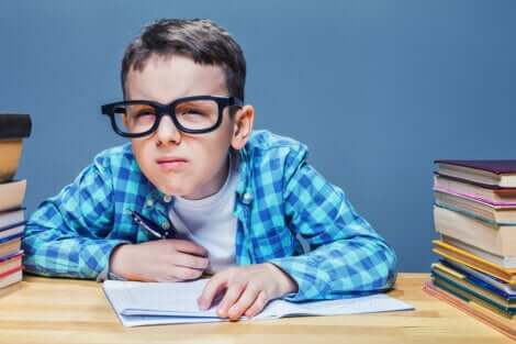 Astigmatismo nei bambini riconoscibile perché tengono gli occhi socchiusi.