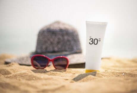 Cappello, occhiali da sole e crema solare 30.