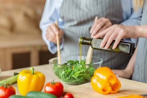 Coppia prepara un'insalata per prevenire la carenza di vitamina A e diverse malattie.