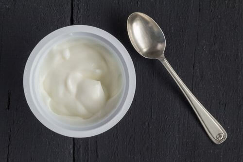 Yogurt naturale nella dieta dello anziano.