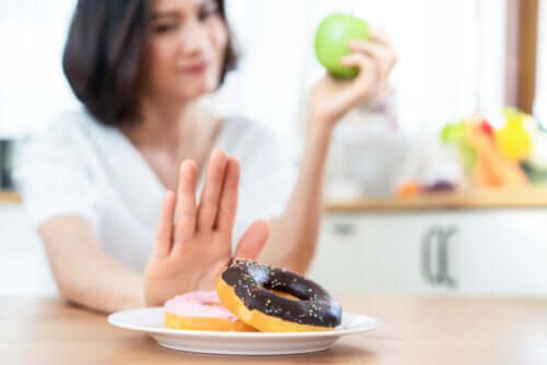 Ragazza che sceglie dessert sani invece dei dolci.