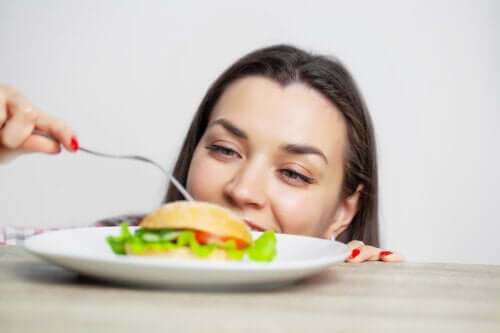 Mangiare troppo: conseguenze e come evitarlo