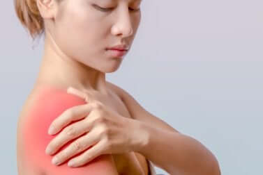 Donna con dolore alla spalla.