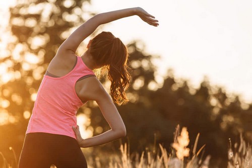 Ragazza che fa sport all'aria aperta.